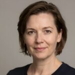 Портрет уверенного российского предпринимателя на нейтральном фоне для сайта магазина спортивных медалей СейлМедаль