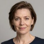 Портрет уверенного российского предпринимателя на нейтральном фоне для сайта магазина спортивных медалей СейлМедаль